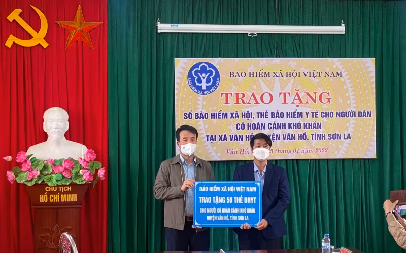 Đại diện huyện Vân Hồ thay mặt 50 người có hoàn cảnh khó khăn nhận thẻ bảo hiểm y tế từ Tổng Giám đốc Bảo hiểm xã hội Việt Nam.