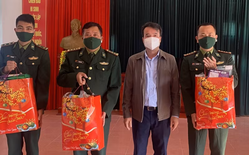 Tặng thẻ bảo hiểm y tế, sổ bảo hiểm xã hội - mang Tết ấm đến với người nghèo tỉnh Sơn La -0