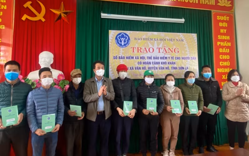 Tặng thẻ bảo hiểm y tế, sổ bảo hiểm xã hội - mang Tết ấm đến với người nghèo tỉnh Sơn La -0