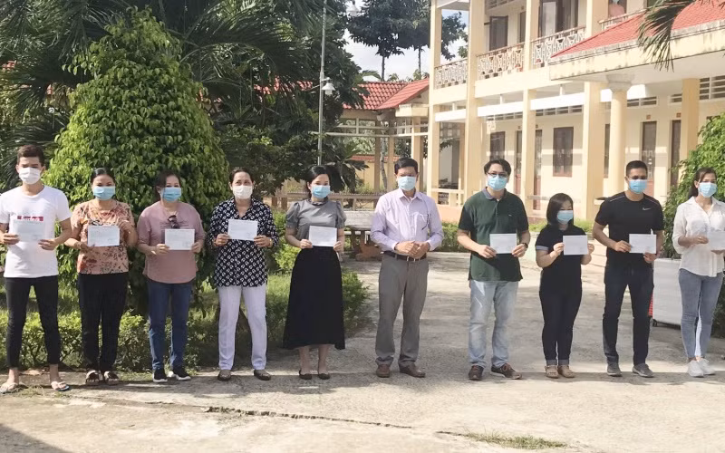 Trao giấy chứng nhận hoàn thành cách ly ngày 4-9.
