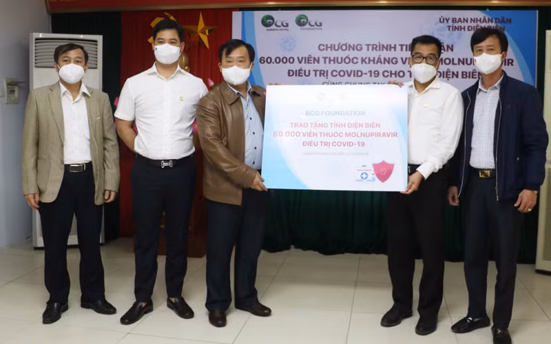 Đại diện Tập đoàn Bamboo Capital trao tặng 60 nghìn viên thuốc Molnupiravir điều trị Covid-19 cho tỉnh Điện Biên. 