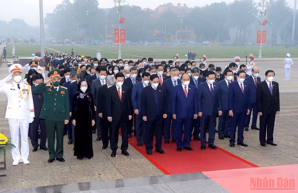 Các đại biểu Quốc hội vào Lăng viếng Chủ tịch Hồ Chí Minh -0