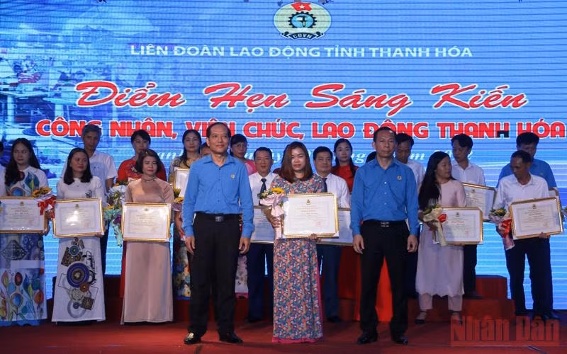 Liên đoàn Lao động tỉnh Thanh Hóa tặng Bằng khen cho các tập thể, cá nhân có sáng kiến tiêu biểu.