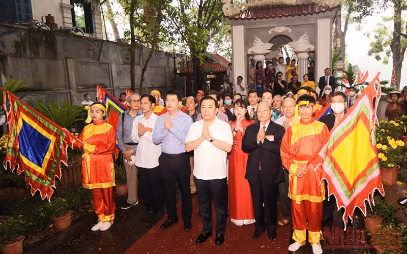 Phó Chủ tịch Ủy ban nhân dân thành phố Hà Nội Chử Xuân Dũng cùng các đại biểu dâng hương tưởng nhớ Vua Lê Thái Tổ.