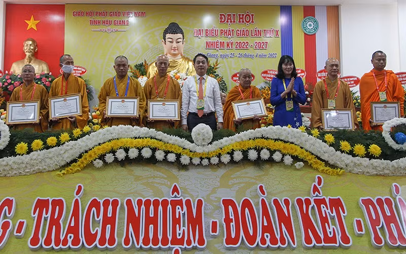 Bí thư Tỉnh ủy Hậu Giang Nghiêm Xuân Thành tặng Bằng khen cho 1 tập thể, 6 cá nhân có thành tích xuất sắc trong hoạt động đạo sự giai đoạn 2017-2022.