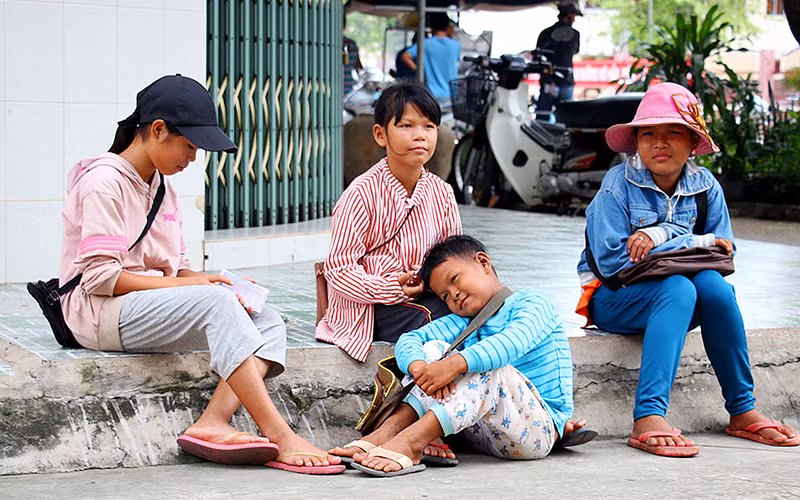 Tình trạng trẻ em phải thực hiện nhiều hình thức lao động không phù hợp lứa tuổi hiện vẫn xảy ra ở nhiều nơi. Ảnh: Thanh Nga
