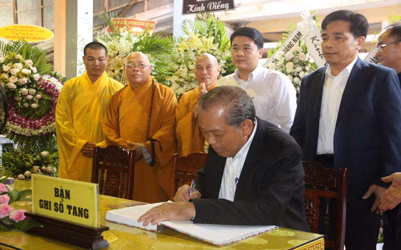 Phó Thủ tướng Thường trực Trương Hòa Bình ghi sổ tang tri ân Hòa thượng Thích Thiện Duyên.