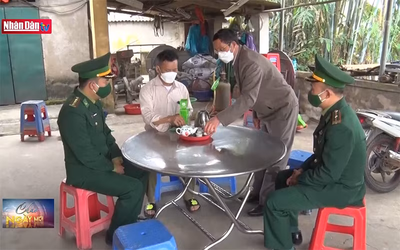 Đồng bào dân tộc thiểu số tham gia bảo vệ biên cương