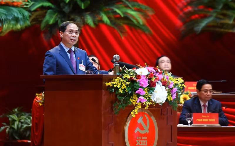 Đồng chí Bùi Thanh Sơn, Ủy viên Trung ương Đảng, Thứ trưởng Thường trực Ngoại giao trình bày tham luận. (ẢNH: ANH TUẤN - DUY LINH)