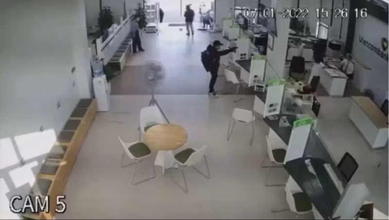 Hình ảnh tên cướp trong phòng giao dịch ngân hàng được camera ghi lại.