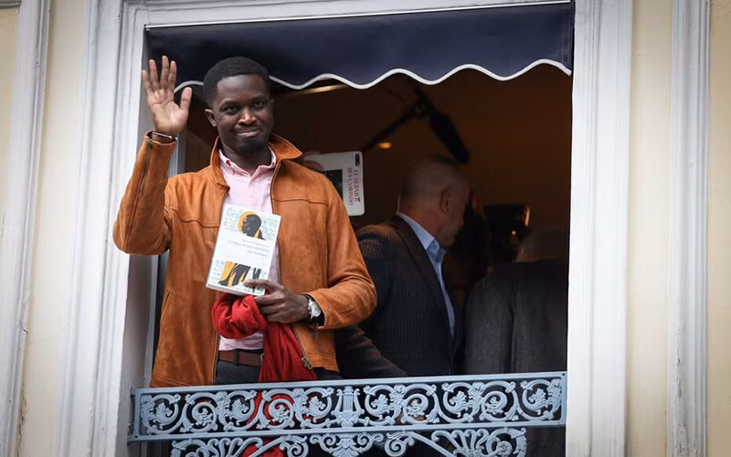 Tác giả Mohamed Mbougar Sarr và cuốn tiểu thuyết "La plus secrete memoire des hommes" đoạt giải Goncourt. (Nguồn: leparisien.fr)