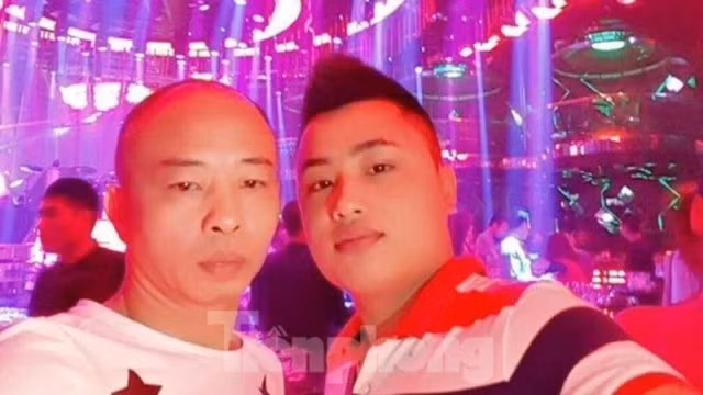 Tiến “trắng” (bên phải) cùng bố nuôi Nguyễn Xuân Đường (tức Đường “Nhuệ”).