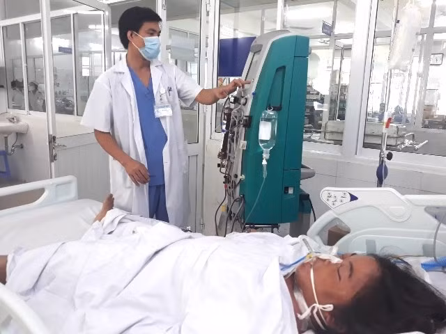 Bác sĩ đang tích cực điều trị cho bệnh nhân Đinh Thị N.