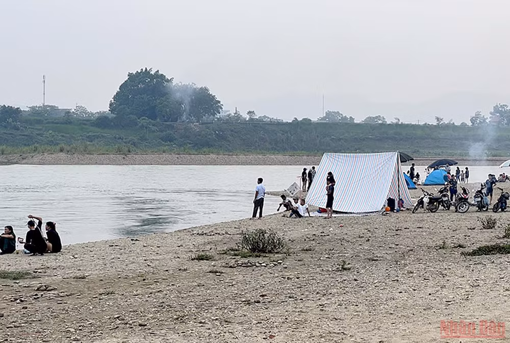 Rủ nhau ra bãi tắm tự phát trên sông Lô, một học sinh bị đuối nước -0