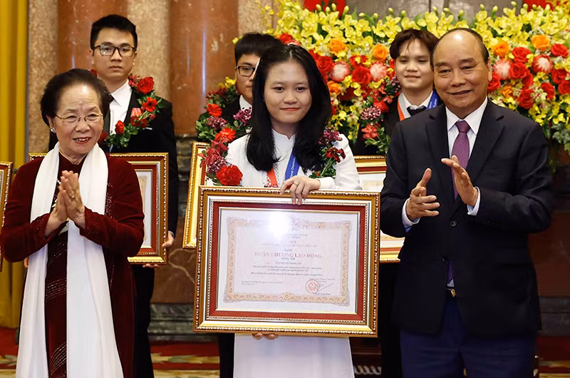 Chủ tịch nước tặng Huân chương Lao động cho học sinh đoạt giải Olympic và khoa học kỹ thuật quốc tế -0