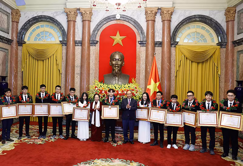 6 học sinh đoạt giải vinh dự được nhận Huân chương Lao động hạng Nhì, 11 học sinh vinh dự nhận Huân chương Lao động hạng Ba.