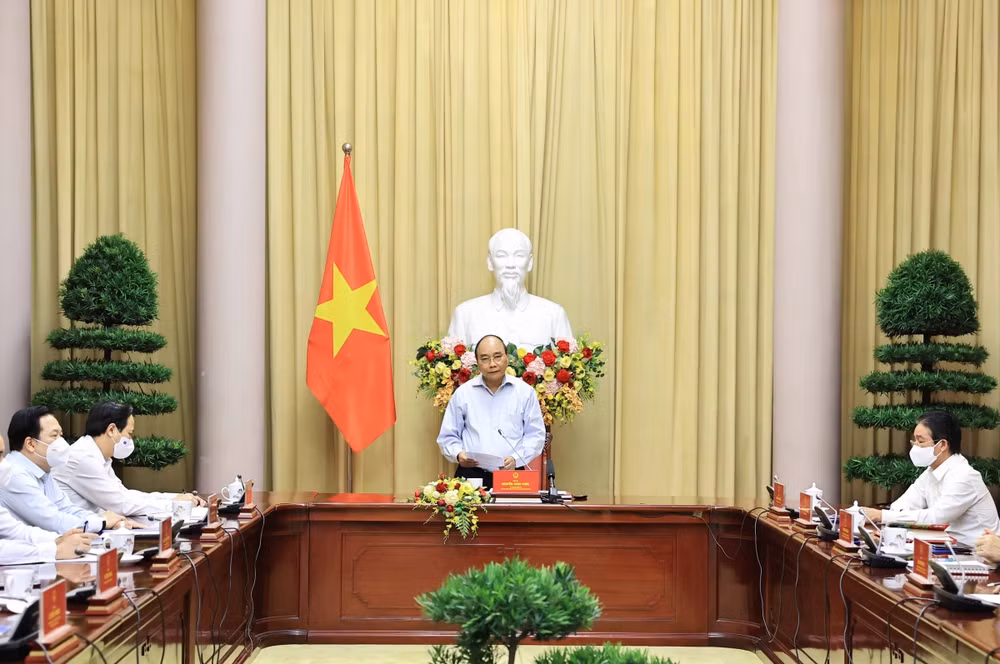 Chủ tịch nước Nguyễn Xuân Phúc gặp mặt các điển hình tiên tiến trong thực hiện mục tiêu kép của ngành dệt may Việt Nam. (Ảnh: VGP)