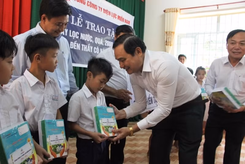 EVNSPC tổ chức Lễ kết nạp 12 đảng viên tại khu di tích đặc biệt quốc gia Tà Thiết -0