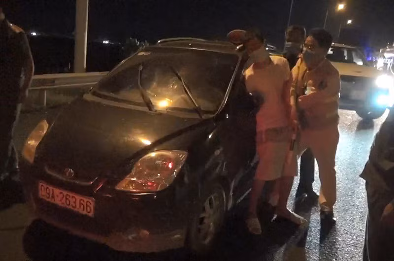 Tổ công tác khống chế tài xế trốn cách ly y tế, điều khiển xe bỏ chạy trên đường cao tốc.