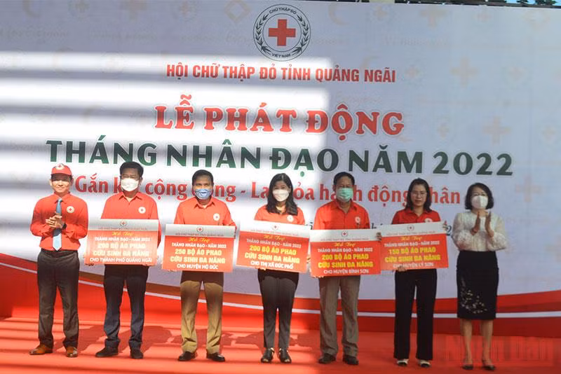 Trao biểu trưng tặng 1.000 áo phao đa năng, quà tặng của nguyên Chủ tịch nước Trương Tấn Sang cho ngư dân nghèo Quảng Ngãi.
