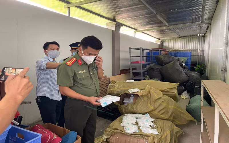 Lực lượng Công an kiểm tra kho tập kết khẩu trang kém chất lượng.
