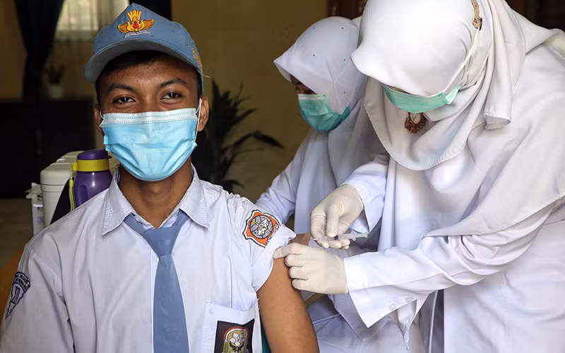Tiêm vắc-xin ngừa Covid-19 cho trẻ vị thành niên tại Aceh (Indonesia). Ảnh AFP