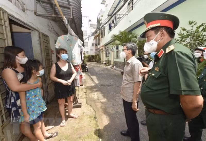 Phó Thủ tướng Vũ Đức Đam thăm hỏi người dân thuê trọ trên địa bàn phường 14, quận Gò Vấp. (Ảnh: TTXVN) 
