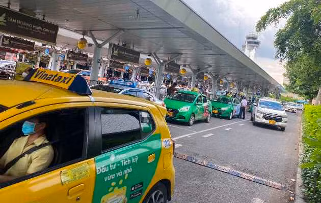 Taxi chờ đón khách tại Cảng hàng không quốc tế Tân Sơn Nhất. (Ảnh: Cục Hàng không Việt Nam)