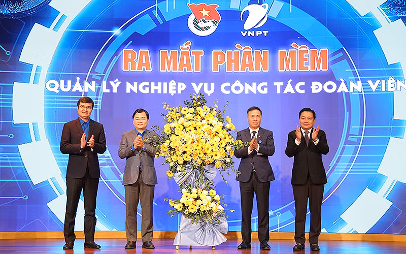Các đồng chí đại diện Ban Bí thư Trung ương Đoàn và Tập đoàn Bưu chính Viễn thông Việt Nam tại buổi lễ ra mắt Phần mềm quản lý nghiệp vụ công tác đoàn viên. 