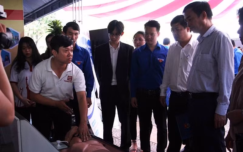 Đại biểu tham quan các dự án của đoàn viên, sinh viên