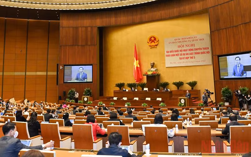 Hội nghị đại biểu Quốc hội hoạt động chuyên trách diễn ra trong hai ngày 28, 29/3 theo hình thức trực tiếp kết hợp với trực tuyến, với điểm cầu chính tại hội trường Diên Hồng, Nhà Quốc hội. 