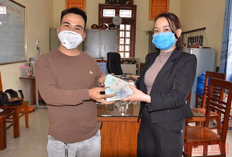 Anh Bùi Văn Trọng trao lại số tiền nhặt được cho chị Năm.