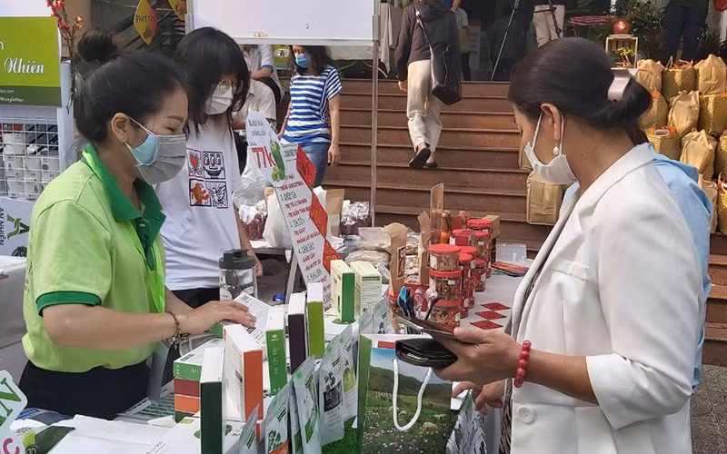Người tiêu dùng mua hàng hóa tại Phiên chợ Tết Xanh-Quà Việt Xuân Nhâm Dần 2022.