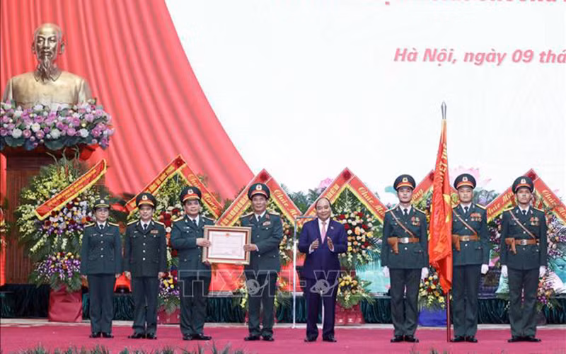 Chủ tịch nước Nguyễn Xuân Phúc trao tặng Huân chương Bảo vệ Tổ quốc hạng Ba cho Binh đoàn 11. (Ảnh: TTXVN)