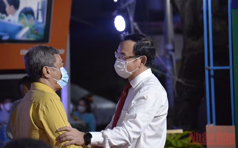 Đồng chí Nguyễn Văn Nên thăm hỏi 1 hộ dân ở khu phố 3, phường Linh Tây, thành phố Thủ Đức, Thành phố Hồ Chí Minh.