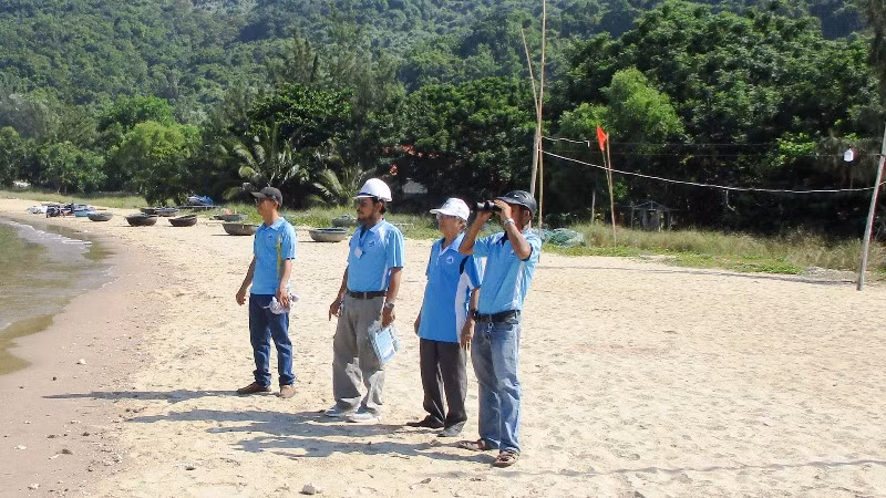 Tổ bảo vệ thủy sản Thọ Quang tuần tra dọc biển.