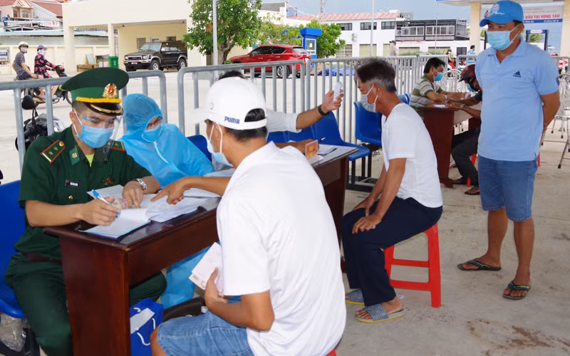 Tăng cường kiểm soát dịch tại các cảng cá trên địa bàn TP Vũng Tàu. (Ảnh: NGUYỄN NAM)