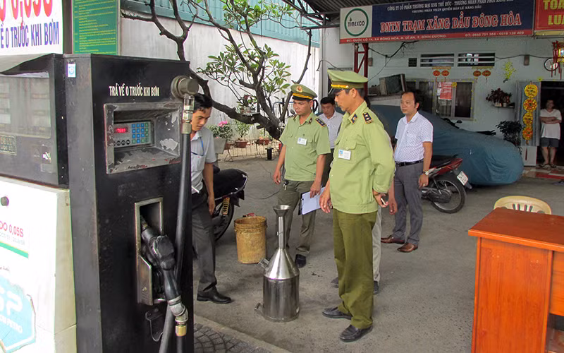 Lực lượng quản lý thị trường lấy mẫu, kiểm tra hoạt động kinh doanh xăng dầu tại tỉnh Bình Dương.