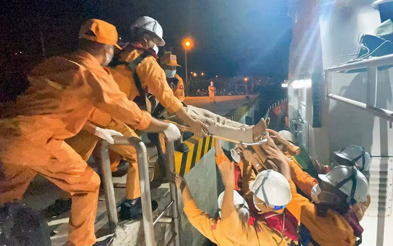 Cứu nạn thành công thuyền viên gặp tai nạn lao động trên khu vực quần đảo Trường Sa -0