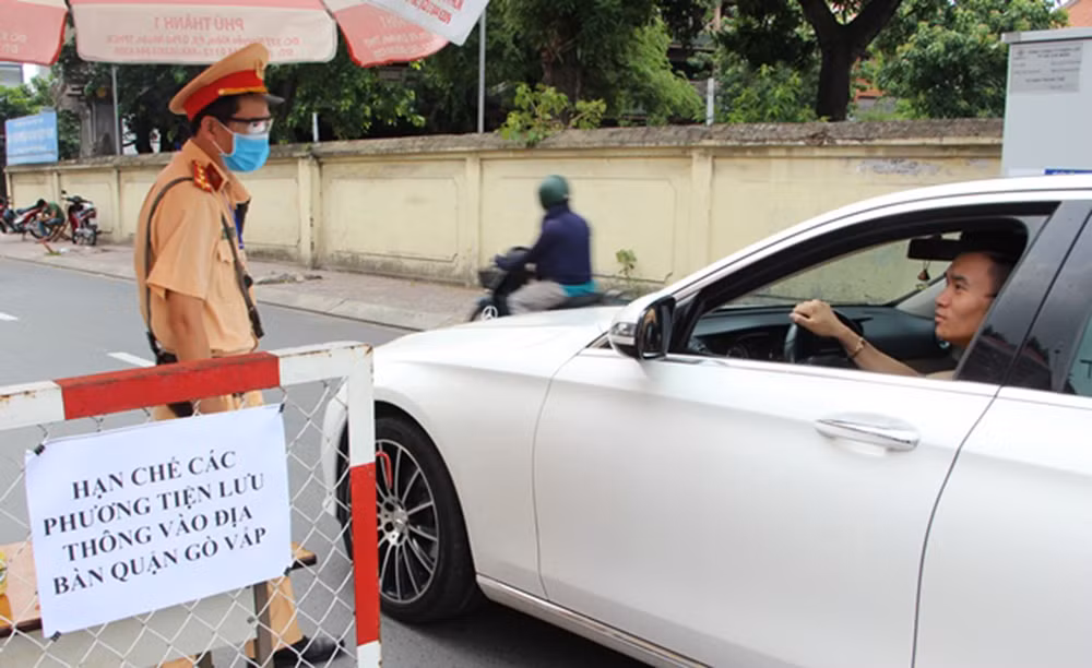 Người dân TP Hồ Chí Minh trong thời gian giãn cách do dịch Covid-19 -0