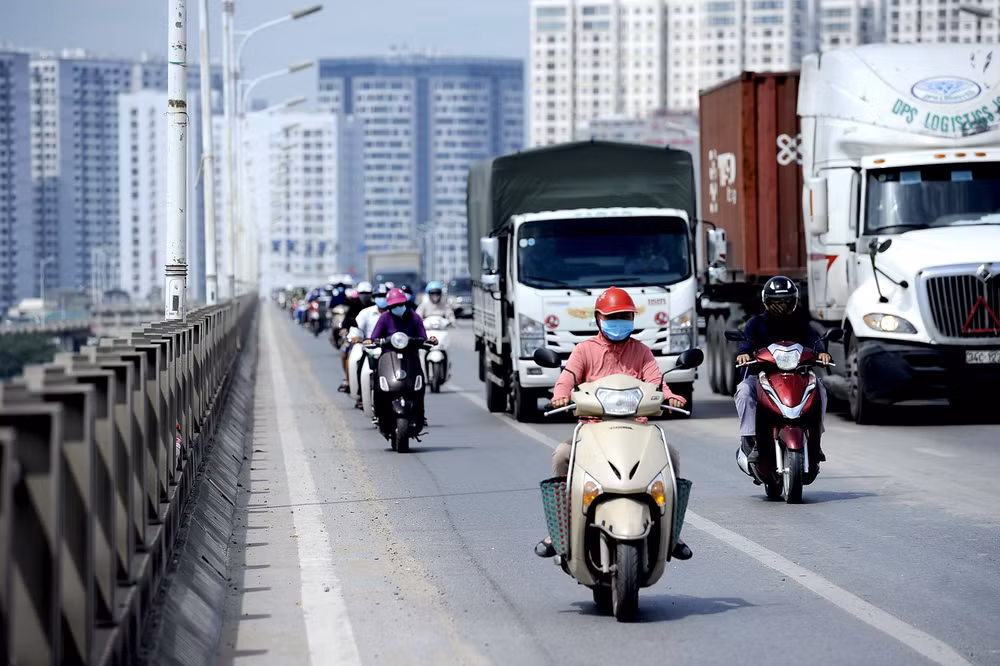 Người dân Hà Nội vất vả mưu sinh dưới trời nóng 40 độ C -0