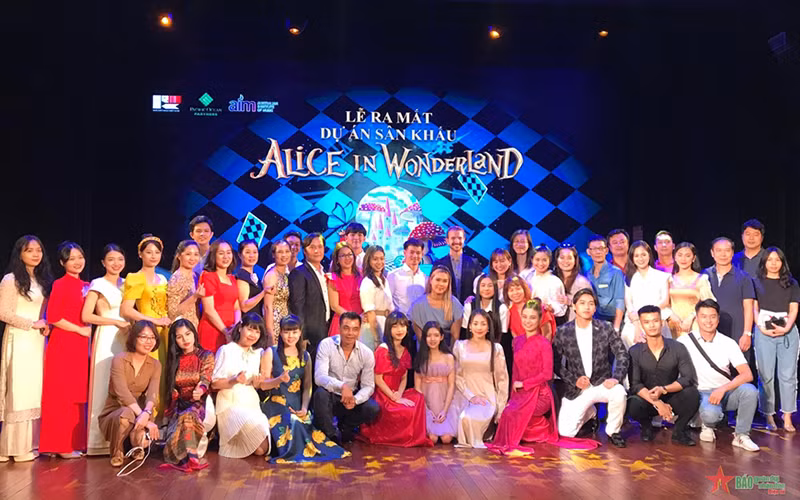 Lãnh đạo Nhà hát Kịch Việt Nam và nhóm các nghệ sĩ Việt Nam và Australia tham gia dựng vở nhạc kịch "Alice ở xứ sở thần tiên". Ảnh: qdnd.vn.