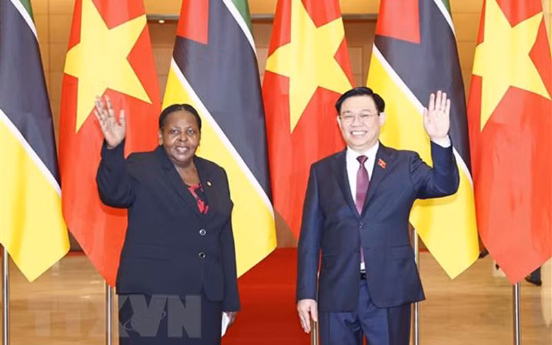 Chủ tịch Quốc hội Vương Đình Huệ và Chủ tịch Quốc hội Cộng hòa Mozambique Esperanca Laurinda Francisco Nhiuane Bias chụp ảnh chung. (Ảnh: Doãn Tấn/TTXVN)