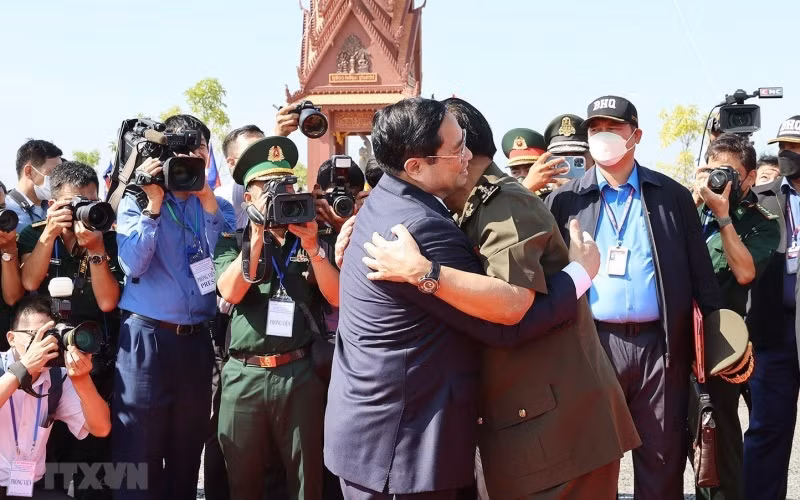 Thủ tướng Campuchia Samdech Techo Hun Sen đón Thủ tướng Phạm Minh Chính dự Lễ kỷ niệm 45 năm "Con đường tiến tới đánh đổ chế độ diệt chủng Pol Pot". (Ảnh: Dương Giang/TTXVN)