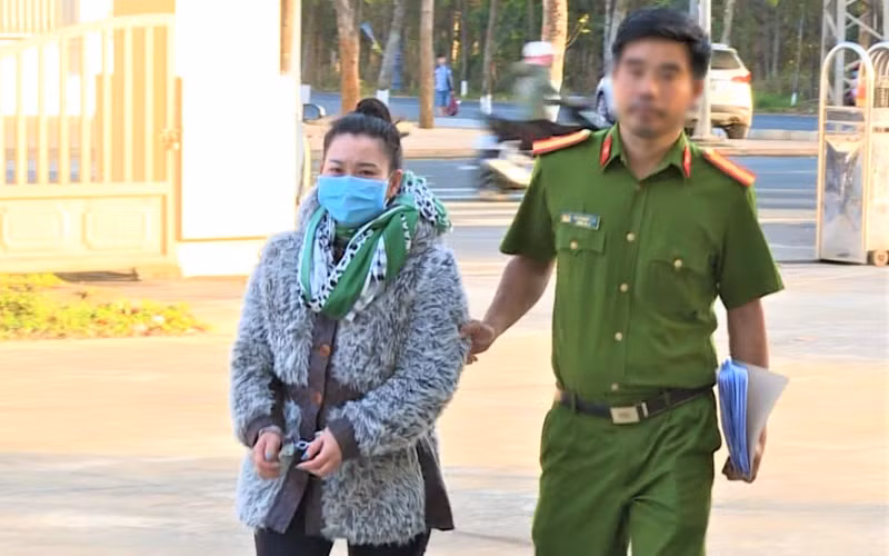 Đối tượng Nguyễn Thị Thủy bị Công an thành phố Buôn Ma Thuột bắt giữ, đưa về trụ sở để làm việc.