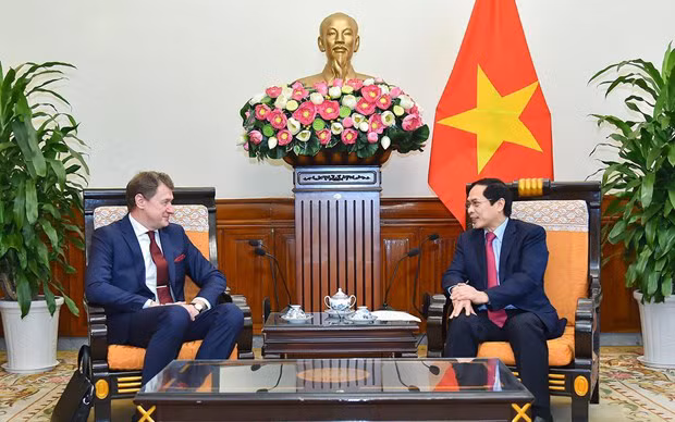 Bộ trưởng Bùi Thanh Sơn tiếp xã giao Thứ trưởng Ngoại giao Belarus Nikolai Borisevich. (Nguồn: TTXVN)