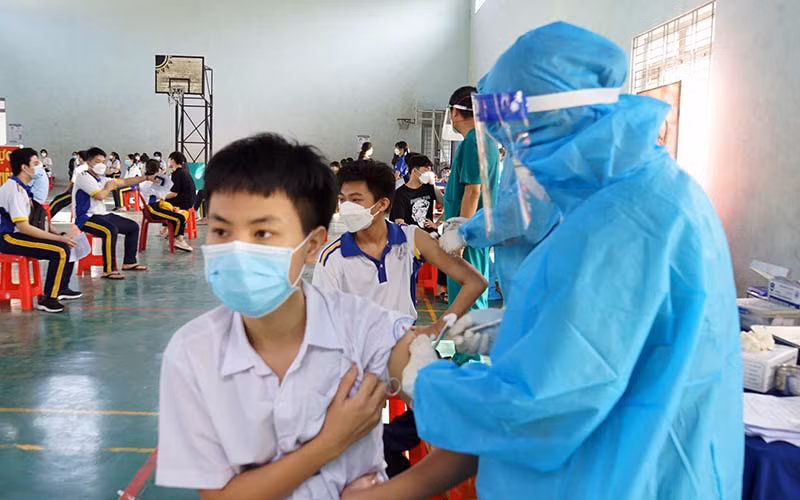 Tiêm vaccine cho học sinh THCS nhóm 12-14 tuổi tại thành phố Thủ Dầu Một, tỉnh Bình Dương. 