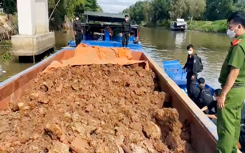 Công an kiểm tra 1 trong 12 phương tiện chở đất trái phép.