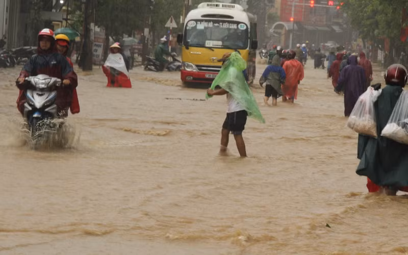 Nước sông Kiên Giang vượt báo động 3, bắt đầu tràn bờ tại huyện Lệ Thủy.