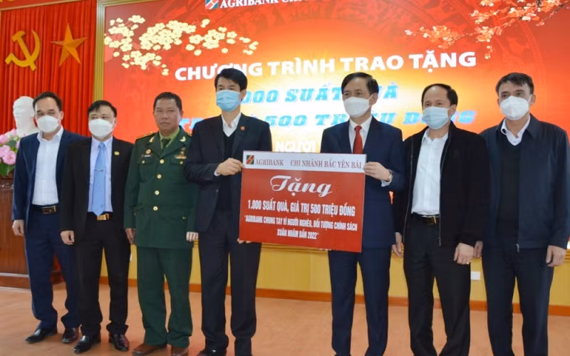 Giám đốc chi nhánh Bắc Yên Bái, Nguyễn Mạnh Hồng trao hỗ trợ 500 triệu đồng cho đại diện Mặt trận Tổ quốc Việt Nam tỉnh Yên Bái.